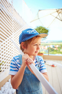 可爱的小男孩, 孩子 halps 的父亲屋顶露台区 wodden 凉棚墙的改造