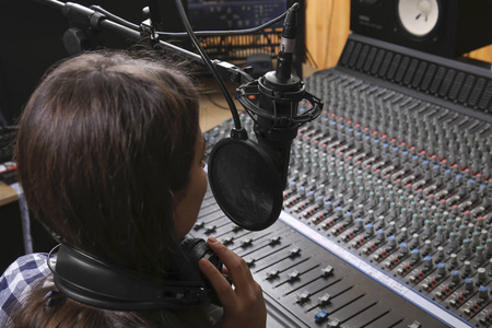 电台主持人图片