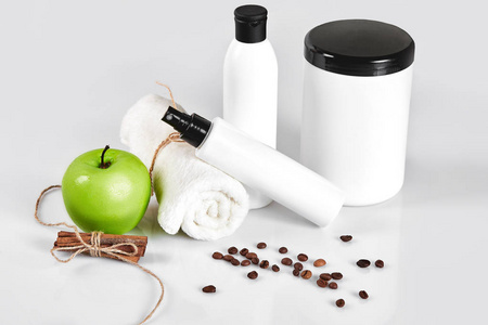 天然水疗美容洁肤产品与苹果在白色背景
