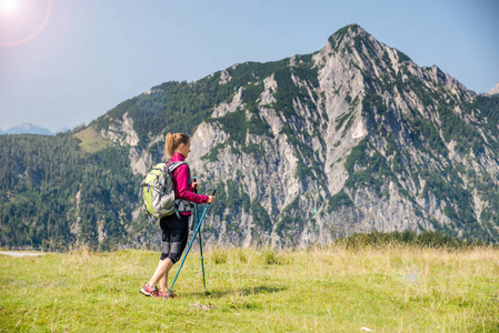 年轻女子在山中徒步旅行