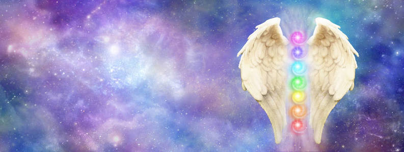 天使宇宙守护者明亮美丽的宇宙背景,有一对天使翅膀和七颗脉轮照片