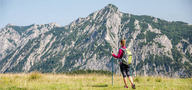 年轻女子在山中徒步旅行