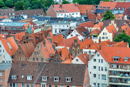 鸟瞰美丽的卢贝克天际线德国。