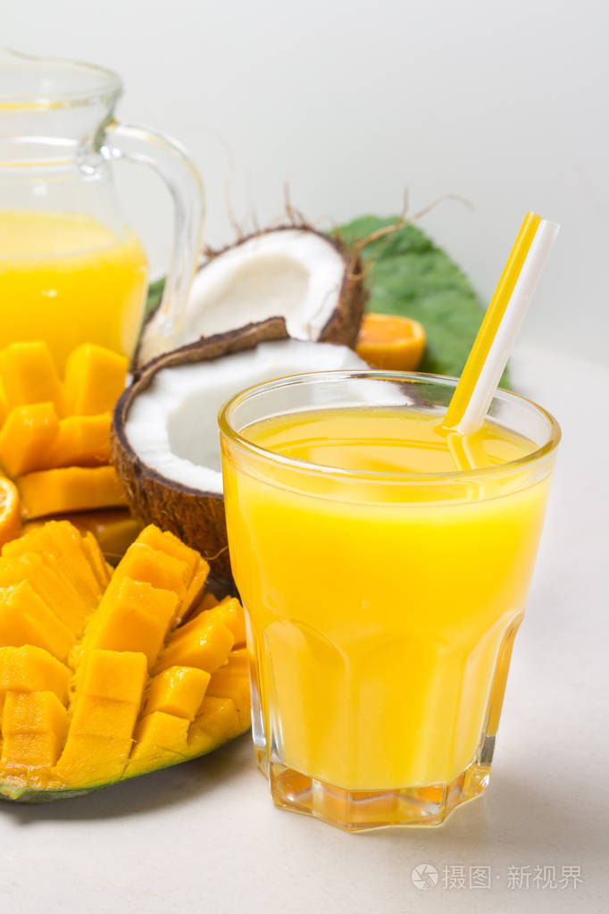 来自热带水果的新鲜果汁