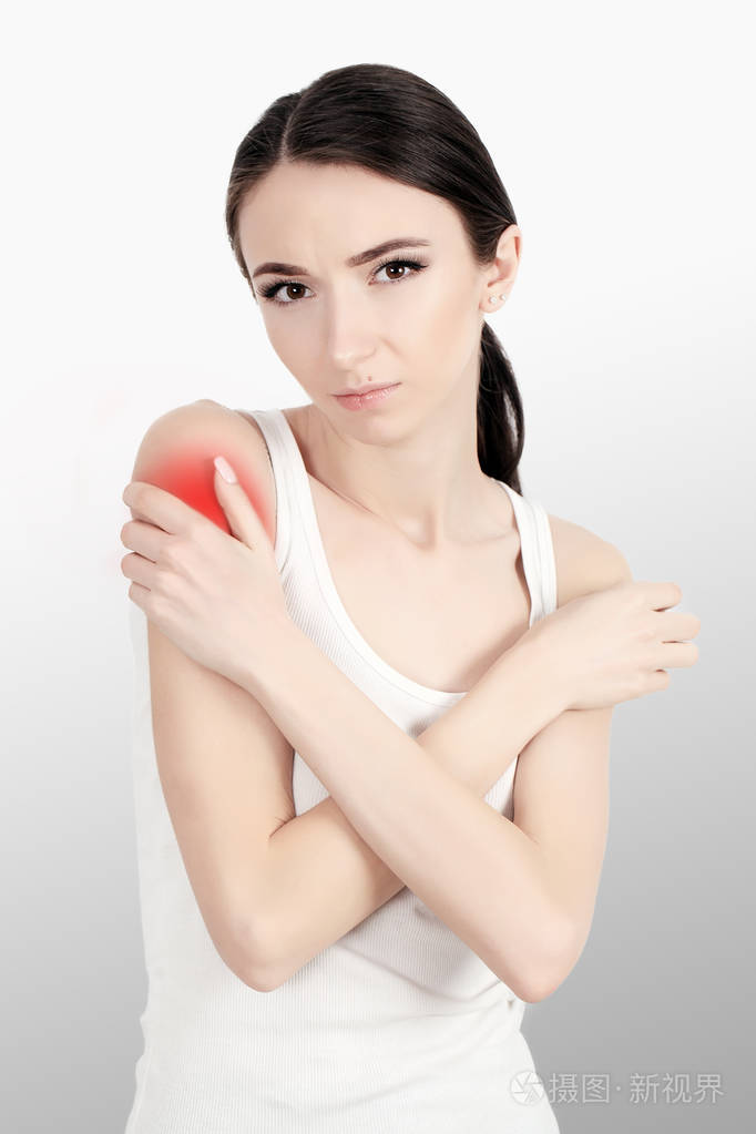 特写女性身体感觉疼痛,肩膀的伤手臂用一只手.损伤,卫生保健概念.