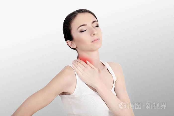 喉咙痛病患喉咙痛咽痛喉咙痛手摸脖子美丽的女人感冒了健康理念高