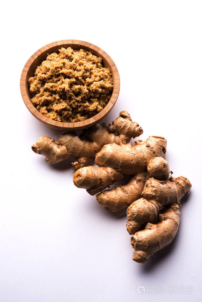 新鲜姜泥/姜糊在白色碗中,生姜在白色背景上照片-正版商用图片10xpf6-
