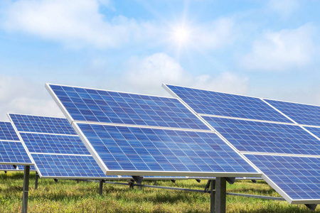 太阳能发电厂中多晶硅太阳能电池的一排排排列，可替代的可再生能源来自蓝天背景下的太阳
