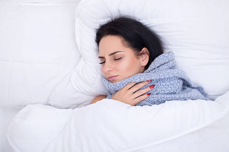 流感.患感冒的女人躺在床上的组织
