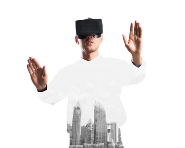 具有虚拟现实耳机或三维眼镜的年轻人在城市景观背景下双曝光