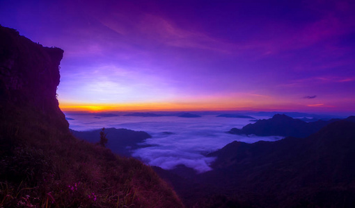 清晨在薄雾中的群山 Phuchifa 清莱, Thail