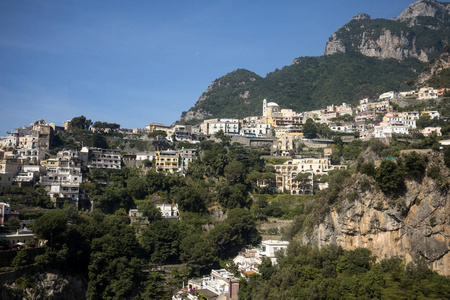 波斯塔诺全景，房屋爬上意大利坎帕尼亚山