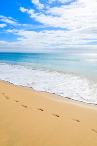 在美丽的詹迪亚海滩上的脚印，莫罗杰布尔费尔特文图拉加那利岛，西班牙