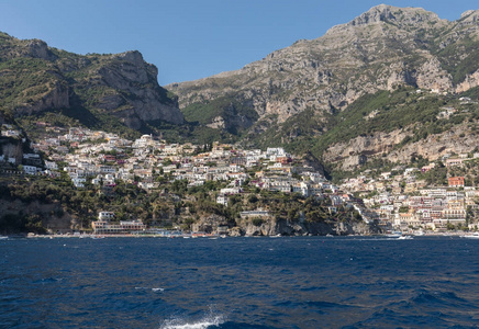 五颜六色的positano是阿玛菲海岸的宝石，它的五颜六色的家园和建筑物栖息在一座俯瞰大海的大山上。 意大利