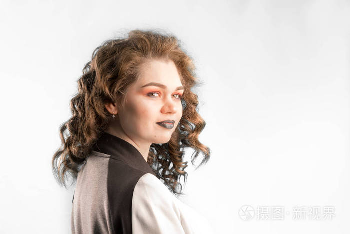 年轻美丽的白种人长着卷曲的头发半转