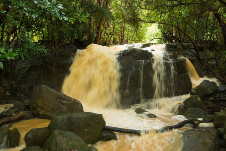 苏梅岛岛上的雨季富裕的瀑布, 泰国