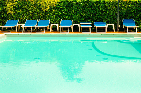 酒店配有躺椅的游泳池
