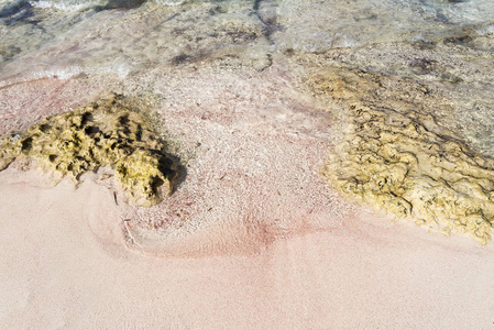 软波的蓝色的海洋，在沙滩上