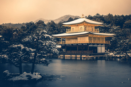 美丽的冬季季节金阁寺金阁，白色的雪落在京都日本的复古风格。