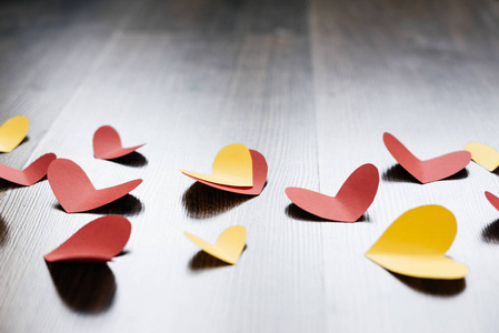 情人节背景, 红色和黄色的心在木材纹理