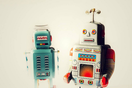 愤怒的老式锡玩具机器人人工智能机器人交付概念