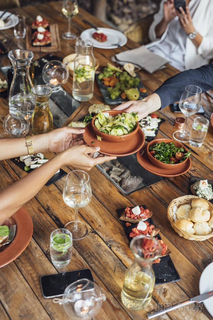 享受晚餐聚会的朋友照片-正版商用图片10y0q8-摄图新视界
