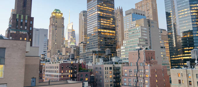 曼哈顿市中心的摩天大楼在日落时从城市屋顶上看到。