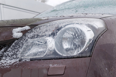 雪 suv 大灯特写镜头。汽车在冬天