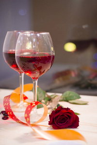 两杯红葡萄酒配红玫瑰