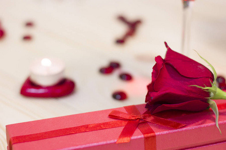 圣情人节的概念与红玫瑰和蜡烛