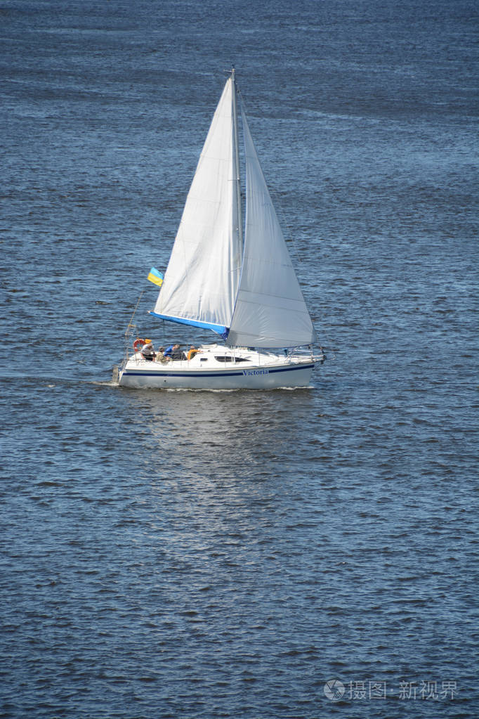 成功的转弯. 竞争中心. 平静的水. 从桥上看. 在通往胜利的路上.