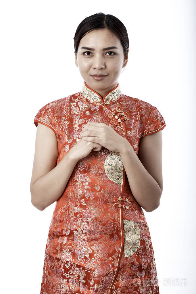 在中国的新年里美女穿着旗袍向你微笑