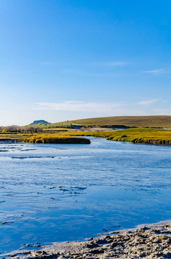 草原上的河流/深秋在蒙古高原上拍摄的照片