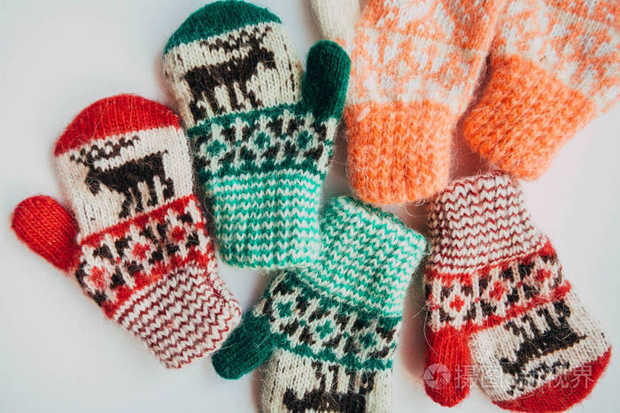 一堆手工保暖针织袜子围巾手套从粗羊毛纱棕色米色灰色关门了冬秋季