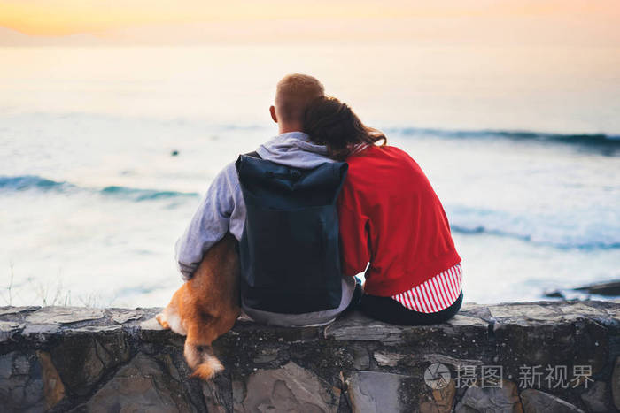 情侣拥抱背景海滩海洋日出剪影两个浪漫的人拥抱和仰望后景傍晚海景潮