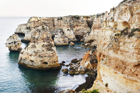 靠近海滩的岩层。普拉亚, 葡萄牙
