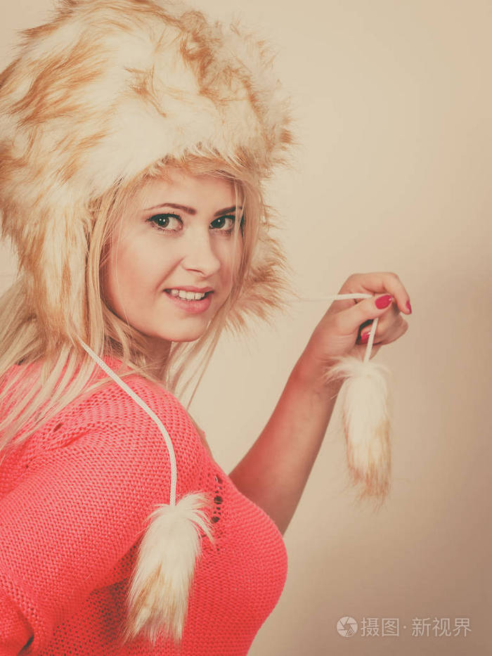 有魅力的女人戴着毛茸茸的冬天帽子