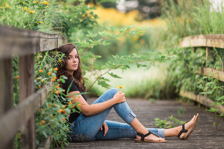 womanattractive美丽的黑发青年妇女在外面在夏天的天照片