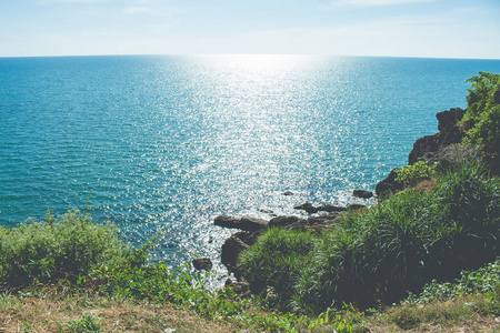 美丽的海景海景，蓝天背景，复古风格在潮老海滩钱萨布里省泰国。