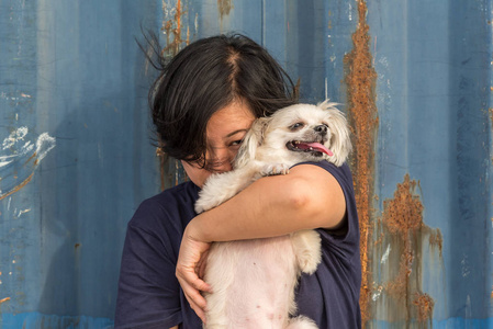 亚洲妇女和狗愉快拥抱与容器
