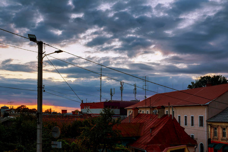乌克兰乌日霍罗德市萨卡尔帕蒂亚的屋顶上的晚霞