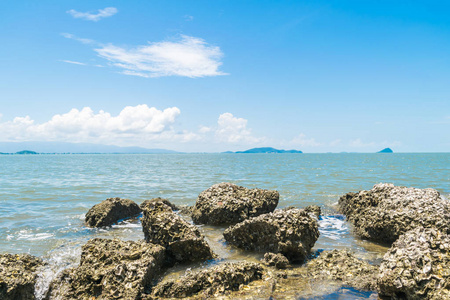 景观的海滩和大海与礁岩滩