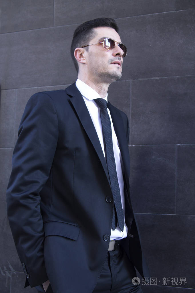 穿西装戴太阳镜的男人