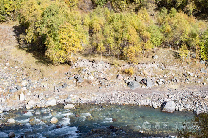 风景全景高加索山与秋天小山