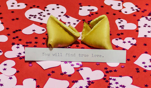 你会在破碎的幸运饼干里找到真爱信息