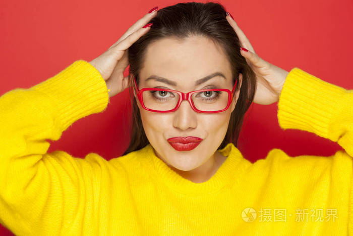 戴着红框眼镜的漂亮女人
