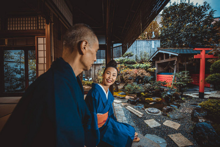 传统日本住宅中的高级情侣生活时刻