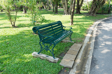 花园里的绿色花园椅