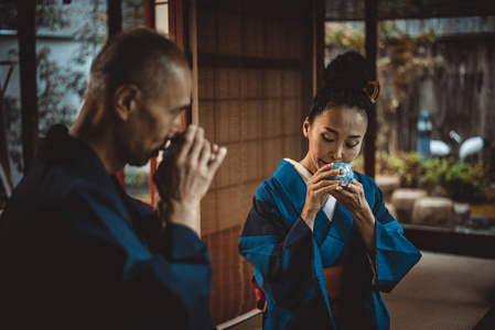 传统日本住宅中的高级情侣生活时刻