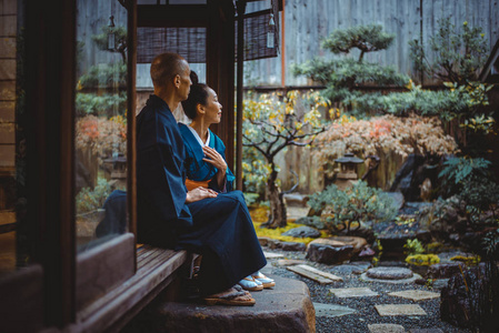 传统日本住宅中的高级情侣生活时刻